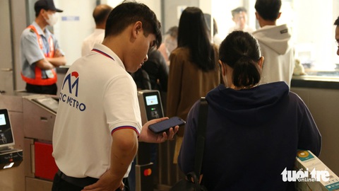 Ngày đầu thu phí đi metro số 1: Khuyến khích thanh toán không tiền mặt đỡ xếp hàng - Ảnh 4.