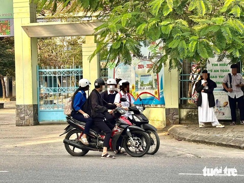 Học sinh ở Đà Nẵng vẫn đi xe máy đến trường - Ảnh 4. Học sinh ở Đà Nẵng vẫn đi xe máy đến trường - Ảnh 5.