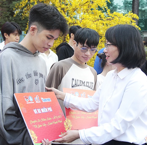 Chuyến xe mùa xuân chở Tết đoàn viên - Ảnh 1. Chuyến xe mùa xuân chở Tết đoàn viên - Ảnh 1.