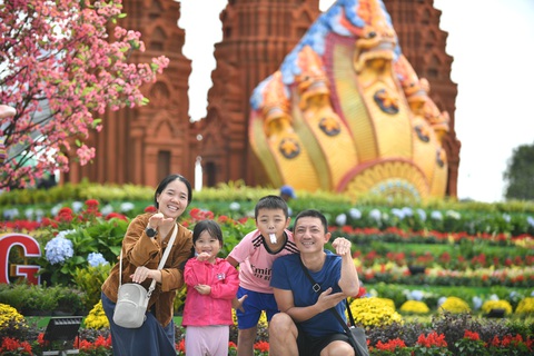 Lộ diện linh vật rắn 5 đầu độc đáo của Bình Định - Ảnh 2. Lộ diện linh vật rắn 5 đầu độc đáo của Bình Định - Ảnh 3.