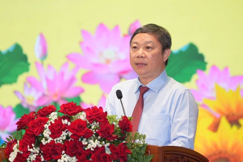 Chủ tịch Phan Văn Mãi trao Huy hiệu Đảng tại quận 1 - Ảnh 2.