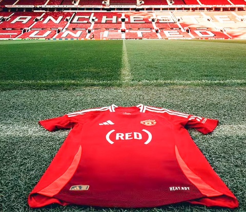 Man Utd khoác áo từ thiện, đá vì cộng đồng - Ảnh 1.