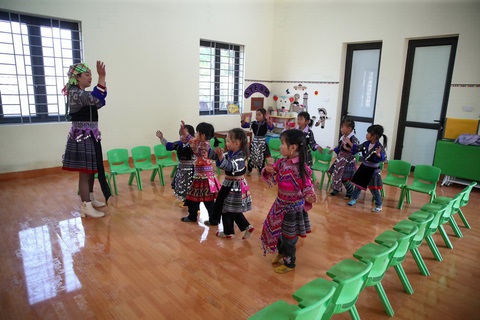 Hoa hậu H’Hen Niê mang nụ cười đến bản làng Tây Bắc - Ảnh 2.