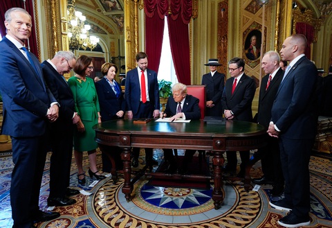 Những sắc lệnh đầu tiên của Tổng thống Trump có hiệu lực - Ảnh 1. Những sắc lệnh đầu tiên do Tổng thống Trump ký có hiệu lực - Ảnh 1.