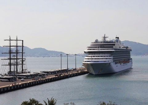Cam Ranh đón chuyến tàu biển quốc tế đầu tiên trong năm 2025 - Ảnh 1. Cam Ranh đón chuyến tàu biển quốc tế đầu tiên trong năm 2025 - Ảnh 1.
