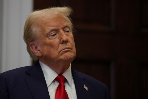 Ông Trump quyết đánh thuế châu Âu, Trung Quốc - Ảnh 1. Ông Trump lên kế hoạch đánh thuế 10% hàng nhập khẩu Trung Quốc, không phải 60% - Ảnh 1.