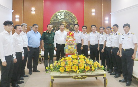 Chủ tịch Phan Văn Mãi thăm, chúc Tết các cá nhân, đơn vị - Ảnh 2.