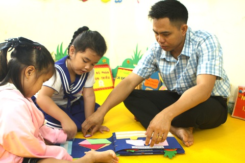 Dạy trẻ giữa trùng khơi - Ảnh 1. Dạy trẻ giữa trùng khơi - Ảnh 1.