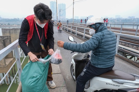 Thả cá koi tiễn Táo quân, mong năm mới bình an, may mắn - Ảnh 5. Thả cá koi tiễn Táo quân, không thả bao ni lông - Ảnh 6.