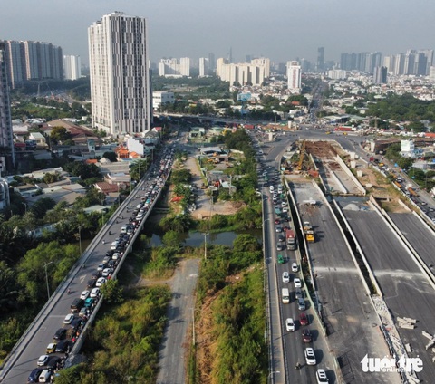 Cháy xe, tai nạn trên cao tốc TP.HCM - Long Thành - Dầu Giây, kẹt dài hàng chục km tới nút An Phú - Ảnh 5. Cháy xe, tai nạn trên cao tốc TP.HCM - Long Thành - Dầu Giây, kẹt dài hàng chục km tới nút An Phú - Ảnh 5.