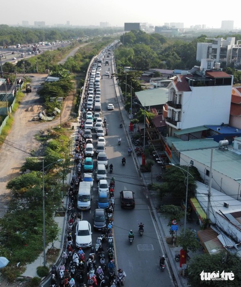 Cháy xe, tai nạn trên cao tốc TP.HCM - Long Thành - Dầu Giây, kẹt dài hàng chục km tới nút An Phú - Ảnh 6. Cháy xe, tai nạn trên cao tốc TP.HCM - Long Thành - Dầu Giây, kẹt dài hàng chục km tới nút An Phú - Ảnh 6.