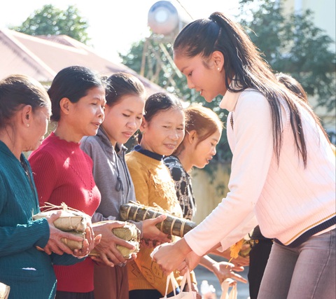 Hoa hậu H'Hen Niê gói bánh tét tặng người dân khó khăn ăn Tết - Ảnh 8. Hoa hậu H'Hen Niê gói bánh tét tặng người dân khó khăn ăn Tết - Ảnh 8.