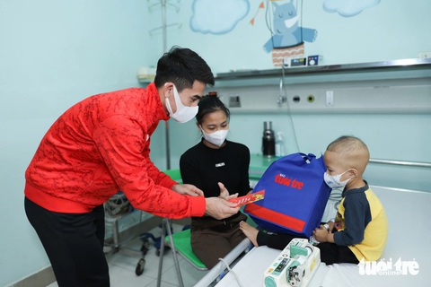 ‘Mong bệnh nhi ung thư có thêm sức mạnh chiến đấu với bệnh tật’ - Ảnh 1. ‘Mong bệnh nhi ung thư có thêm sức mạnh chiến đấu với bệnh tật’ - Ảnh 1.