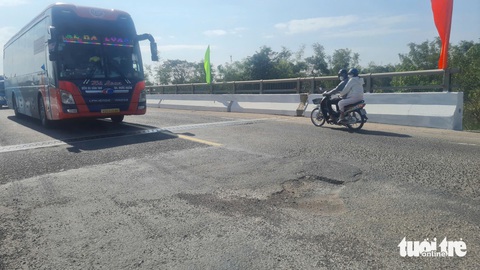 Quốc lộ 1 qua Bình Định hư hỏng, về tết qua đây đi đường nào tránh kẹt xe? - Ảnh 1. Quốc lộ 1 qua Bình Định hư hỏng, về tết qua đây đi đường nào tránh kẹt xe? - Ảnh 1.