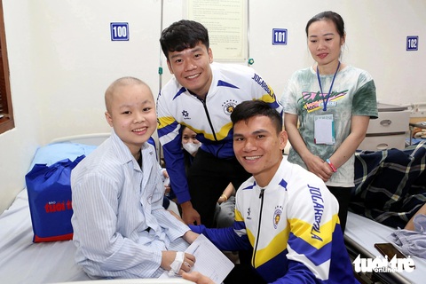 Cầu thủ CLB Hà Nội truyền lửa cho các bệnh nhi ung thư - Ảnh 1. Nhà vô địch ASEAN Cup 2024 truyền lửa cho các bệnh nhi ung thư - Ảnh 1.