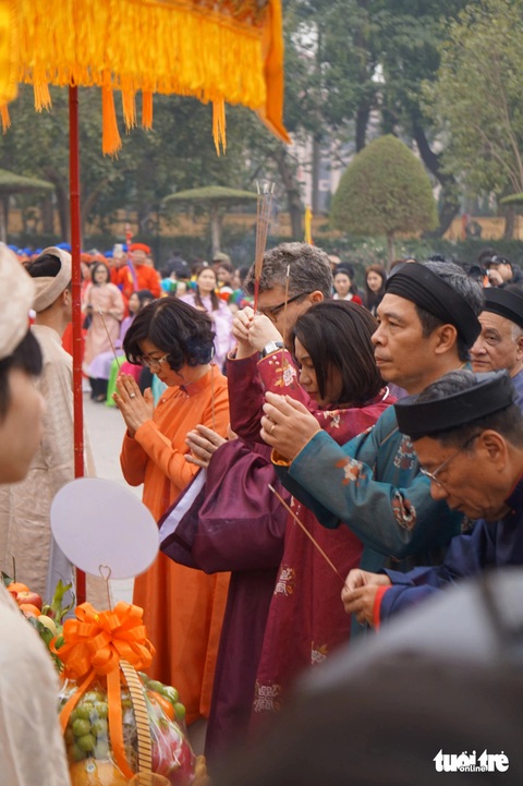 Độc đáo nghi lễ đổi gác, dựng cây nêu, thả cá chép ở kinh thành Thăng Long xưa - Ảnh 3. Tái hiện đổi gác, dựng cây nêu, thả cá chép ở kinh thành Thăng Long xưa - Ảnh 3.