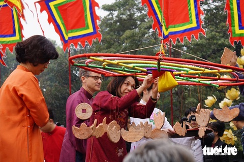 Độc đáo nghi lễ đổi gác, dựng cây nêu, thả cá chép ở kinh thành Thăng Long xưa - Ảnh 4. Tái hiện đổi gác, dựng cây nêu, thả cá chép ở kinh thành Thăng Long xưa - Ảnh 4.