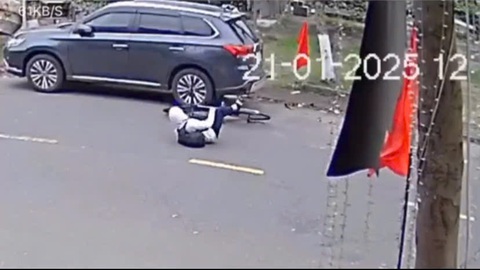 Tông vào đuôi ô tô, cậu học trò Đà Nẵng để lại 200.000 đồng ‘chịu trách nhiệm’ gây xúc động - Ảnh 2.