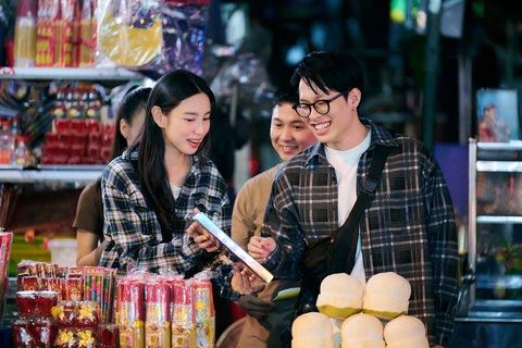 Khi rapper và hoa hậu đi bán vàng mã, vẫn bị khách “mắng” đến tủi thân như thường - Ảnh 1.