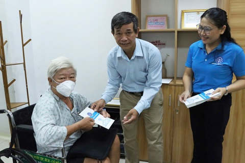 Tặng thẻ BHYT, chia sẻ gánh nặng cho người khó khăn - Ảnh 2. Tặng thẻ BHYT, chia sẻ gánh nặng cho người khó khăn - Ảnh 2.
