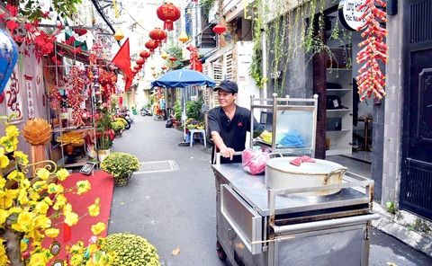 Tết về với từng hẻm nhỏ - Ảnh 1. Tết về với từng hẻm nhỏ - Ảnh 1.