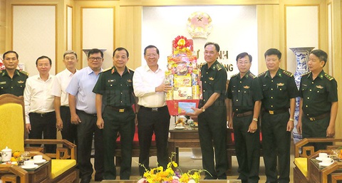 Chủ tịch Phan Văn Mãi thăm, chúc Tết các cá nhân, đơn vị - Ảnh 1.