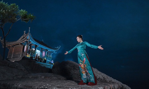 Hồ Quỳnh Hương mặc áo dài, hát trong cái lạnh 'thấu xương' tại Yên Tử - Ảnh 1. Hồ Quỳnh Hương mặc áo dài, hát trong cái lạnh 'thấu xương' tại Yên Tử - Ảnh 1.