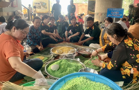 Thi tài khéo tay gói bánh tét dâng lên Quốc Tổ Hùng Vương - Ảnh 2. Thi tài khéo tay gói bánh tét dâng lên Quốc Tổ Hùng Vương - Ảnh 2.