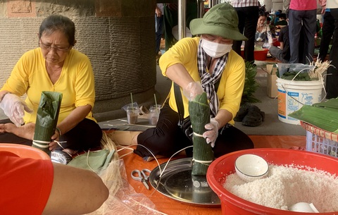 Thi tài khéo tay gói bánh tét dâng lên Quốc Tổ Hùng Vương - Ảnh 3. Thi tài khéo tay gói bánh tét dâng lên Quốc Tổ Hùng Vương - Ảnh 3.