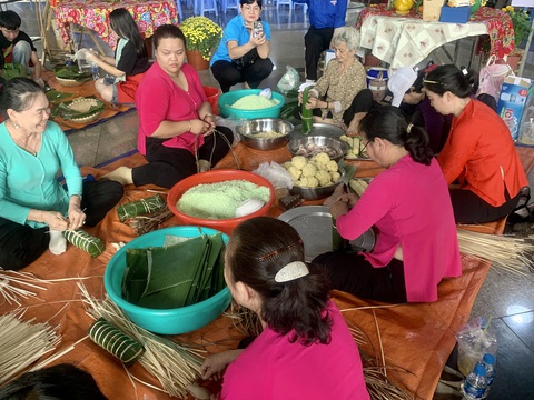 Thi tài khéo tay gói bánh tét dâng lên Quốc Tổ Hùng Vương - Ảnh 1. Thi tài khéo tay gói bánh tét dâng lên Quốc Tổ Hùng Vương - Ảnh 1.