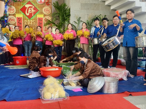 Thi tài khéo tay gói bánh tét dâng lên Quốc Tổ Hùng Vương - Ảnh 5. Thi tài khéo tay gói bánh tét dâng lên Quốc Tổ Hùng Vương - Ảnh 5.