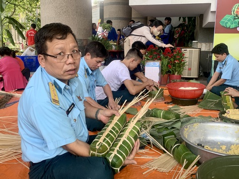 Thi tài khéo tay gói bánh tét dâng lên Quốc Tổ Hùng Vương - Ảnh 6. Thi tài khéo tay gói bánh tét dâng lên Quốc Tổ Hùng Vương - Ảnh 6.