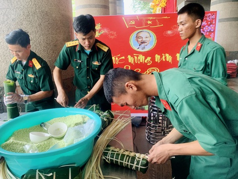 Thi tài khéo tay gói bánh tét dâng lên Quốc Tổ Hùng Vương - Ảnh 7. Thi tài khéo tay gói bánh tét dâng lên Quốc Tổ Hùng Vương - Ảnh 7.