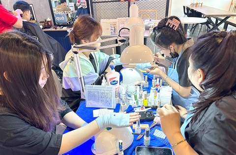Dịch vụ 'tút' nhan sắc ngày Tết bội thu - Ảnh 2. Dịch vụ 'tút' nhan sắc ngày Tết bội thu - Ảnh 2.