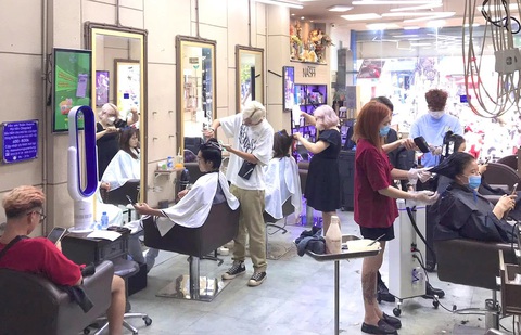 Dịch vụ 'tút' nhan sắc ngày Tết bội thu - Ảnh 1. Dịch vụ 'tút' nhan sắc ngày Tết bội thu - Ảnh 1.
