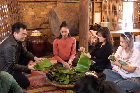 Hoa hậu H'Hen Niê gói bánh tét tặng người dân khó khăn ăn Tết - Ảnh 2. Hoa hậu H'Hen Niê gói bánh tét tặng người dân khó khăn ăn Tết - Ảnh 2.