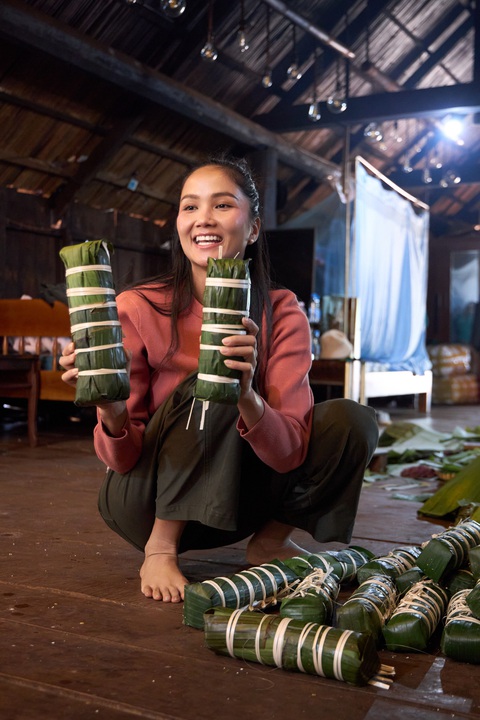 Hoa hậu H'Hen Niê gói bánh tét tặng người dân khó khăn ăn Tết - Ảnh 4. Hoa hậu H'Hen Niê gói bánh tét tặng người dân khó khăn ăn Tết - Ảnh 4.