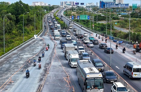 Xe đông dần từ cửa ngõ đến đường cao tốc - Ảnh 1. Xe đông dần từ cửa ngõ đến đường cao tốc - Ảnh 1.