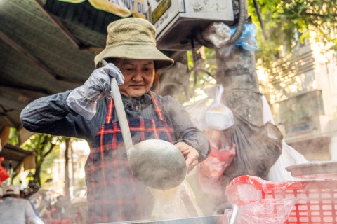 Gom yêu thương mang Tết về - Ảnh 1. Ấm lòng những suất ăn 0 đồng, những suất ăn bán nới những ngày cận Tết - Ảnh 1.