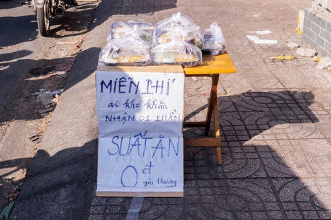 Gom yêu thương mang Tết về - Ảnh 2. Ấm lòng những suất ăn 0 đồng, những suất ăn bán nới những ngày cận Tết - Ảnh 3.