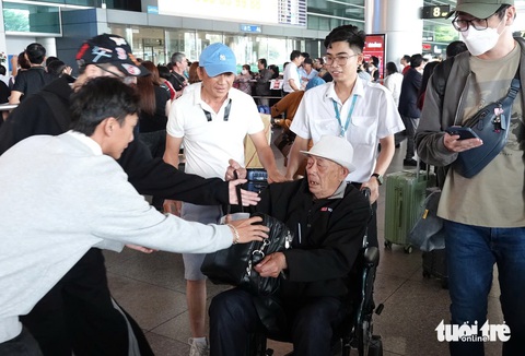 Đón Việt kiều về ăn Tết, Tân Sơn Nhất đông như trẩy hội - Ảnh 3. Đón Việt kiều về ăn Tết, Tân Sơn Nhất đông như trẩy hội - Ảnh 3.