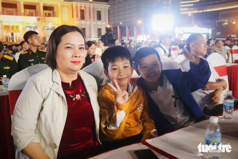 Khánh Hòa chúc Tết trực tuyến cán bộ, chiến sĩ, nhân dân Trường Sa - Ảnh 3. Khánh Hòa chúc Tết trực tuyến cán bộ, chiến sĩ, nhân dân Trường Sa - Ảnh 3.