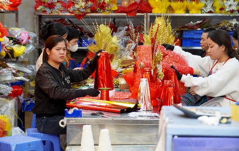 Thị trường vàng mã sôi động, mâm oản rồng phượng đắt hàng - Ảnh 1. Thị trường vàng mã sôi động, mâm oản rồng phượng đắt hàng - Ảnh 1.