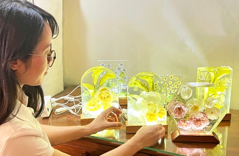 Giữ thanh xuân trong từng cánh hoa khô - Ảnh 1. Giữ thanh xuân trong từng cánh hoa khô - Ảnh 1.