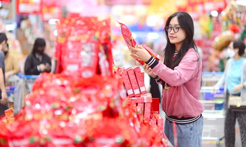 Mua sắm Tết tăng nhiệt - Ảnh 1. Mua sắm Tết tăng nhiệt - Ảnh 1.