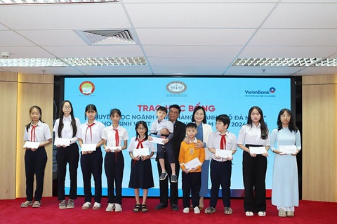 'Xuân yêu thương - Tết nghĩa tình' trao 1 tỉ đồng cho người khó khăn, học sinh hiếu học - Ảnh 1.