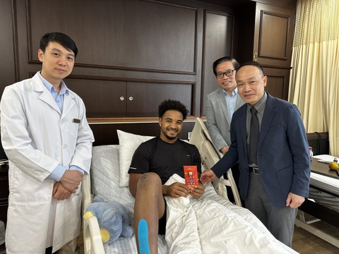Nguyễn Xuân Son về nhà ăn Tết và được theo dõi sát sao - Ảnh 1. Nguyễn Xuân Son về nhà ăn Tết và được theo dõi sát sao - Ảnh 1.