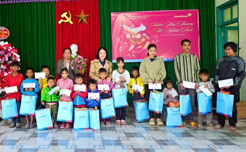 'Xuân yêu thương - Tết nghĩa tình' trao 1 tỉ đồng cho người khó khăn, học sinh hiếu học - Ảnh 2.