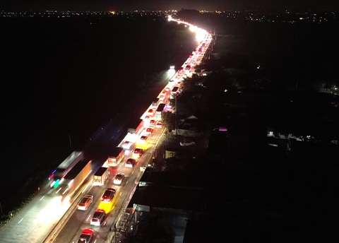 Ùn ứ trên quốc lộ 1 trong đêm, hàng trăm phương tiện di chuyển chậm - Ảnh 5. Ùn ứ trên quốc lộ 1, xe cộ nhích từng chút thành vệt sáng dài giữa khuya - Ảnh 5.