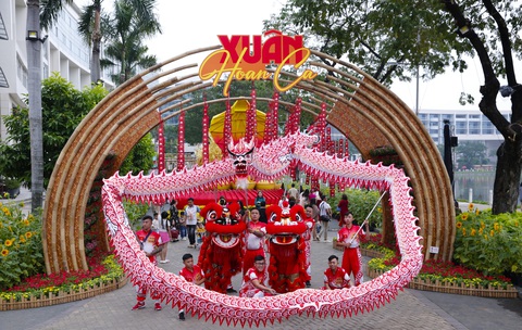 Hội hoa xuân Phú Mỹ Hưng Tết Ất Tỵ 2025 khai mạc - Ảnh 1. Hội hoa xuân Phú Mỹ Hưng Tết Ất Tỵ 2025 khai mạc - Ảnh 1.